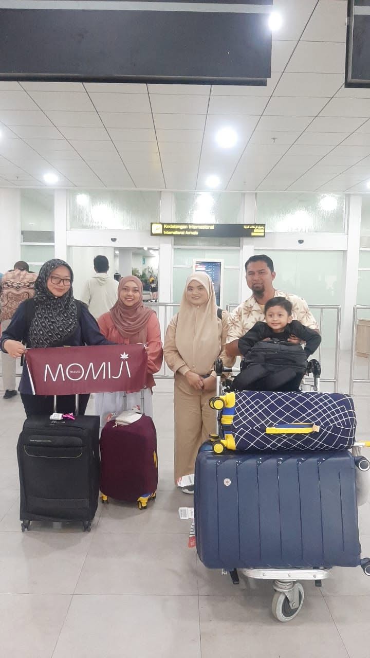 Keluarga pelanggan di lapangan terbang bersama Momiji Travel